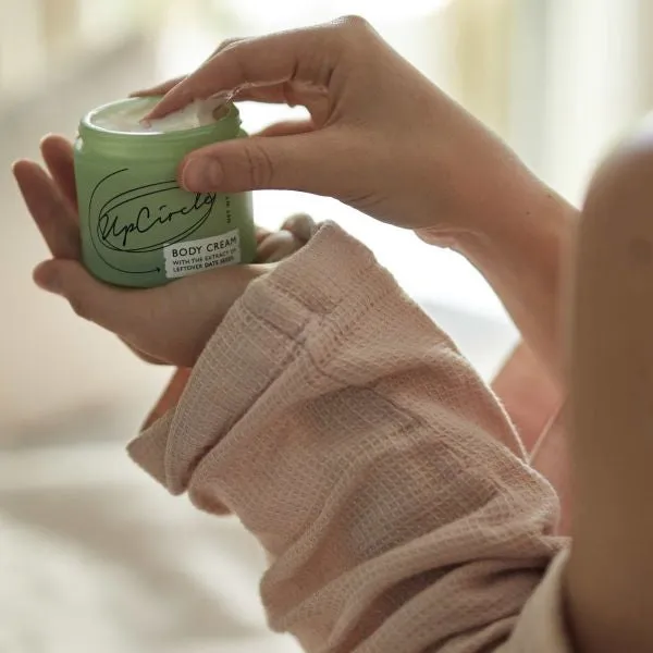 Body cream with date seeds