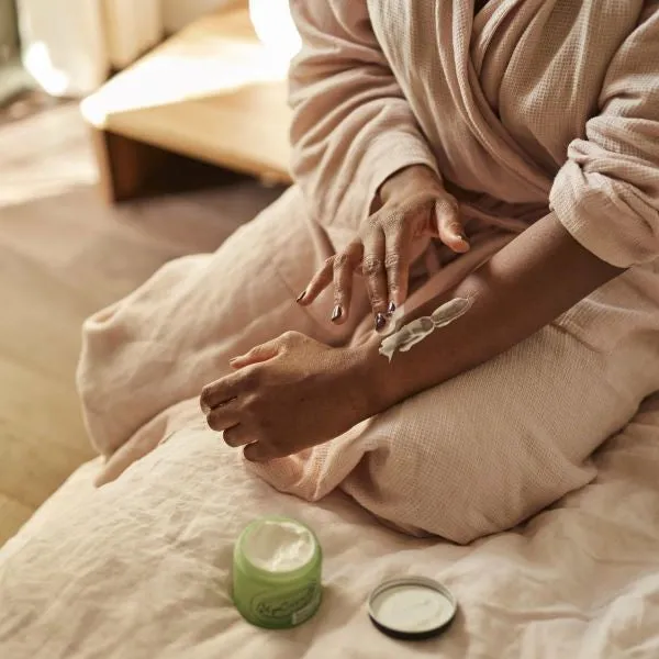 Body cream with date seeds