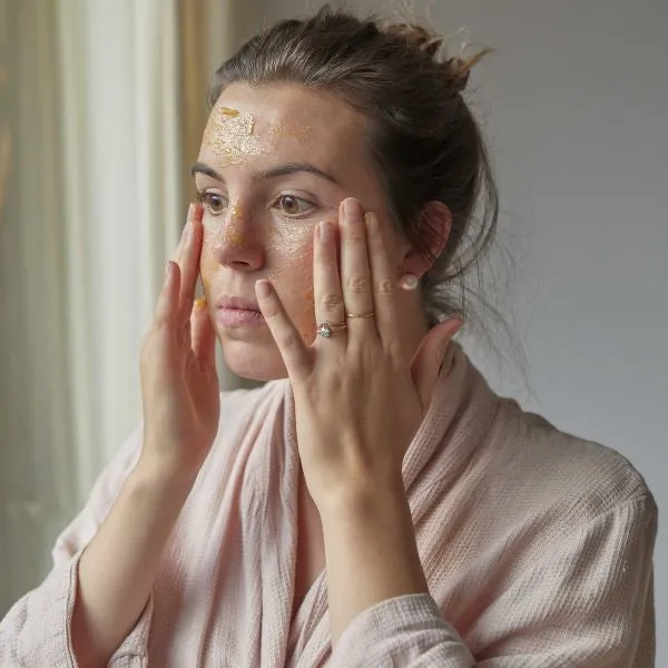 Cleansing face balm with apricot powder